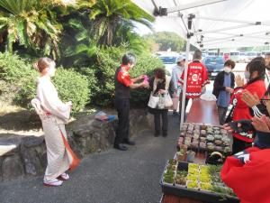 バルーンアートをプレゼントするたっきゅうさんの様子