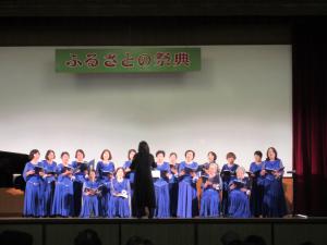 コーラスを披露するグループの様子