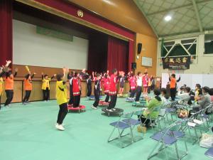 トランポロビックスを披露するグループ生と中学生の様子