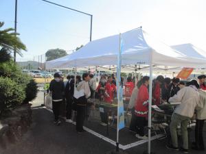 外のバザーの様子