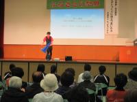 コーンを使った大道芸を披露するたっきゅうさん