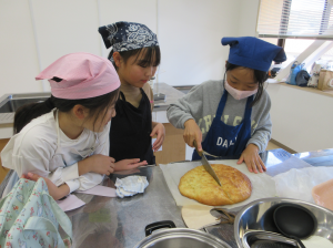 大きく膨らんだフォカッチャを切り分ける受講生の子ども達