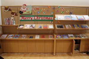 図書館入口展示コーナーの画像