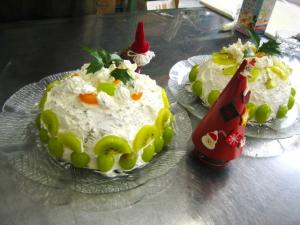 完成したクリスマスケーキを並べた様子