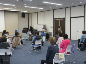 神戸マラソン完走を報告し受講生の皆さんから拍手されている館長