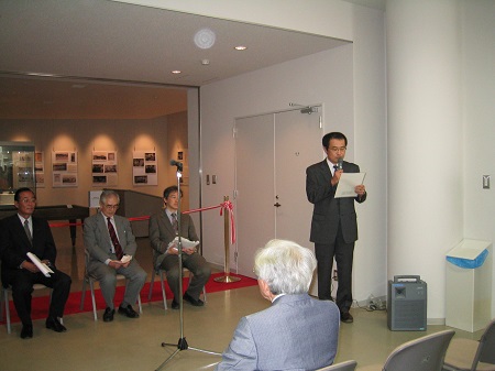 写真：2006年の展示会の開会式