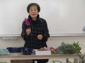 今日の花材スイートピーの説明をする講師先生
