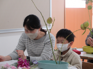 欠席の姉に代わり、楽しそうに花を生ける弟くん