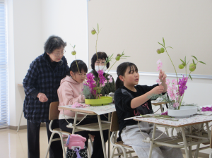 講師先生のアドバイスに耳を傾ける受講生