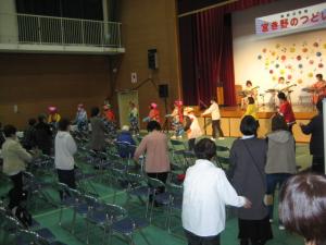 「南部三味線」の九州炭坑節の演奏と、踊る観客