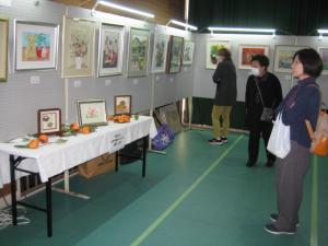 展示している作品と鑑賞する来館者