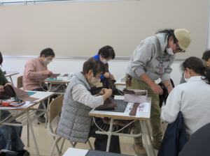 常に目を配り机間指導に回る講師先生