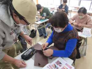 皮と皮の縫い合わせについて指導する講師先生