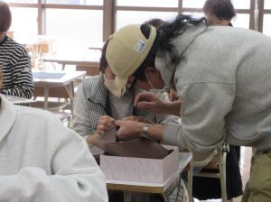 手本を見せながら指導している講師先生