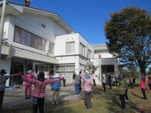 爽やかな青空の下でラジオ体操をする善防かしのき学園生のみなさん