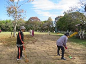 ゴールを狙い定めてスティックを握りしめるかしの木学園生