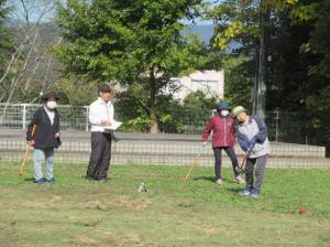 打ったボールの転がった先を見つめるチームのみなさん