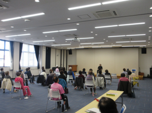 講師から冬の運動の注意点を聞く受講生