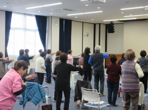 今日のおさらいとして立ち上がって曲に合わせて体を動かす受講生の皆さん