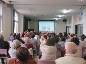 〇✕クイズに答える受講生の様子