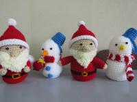 受講生が編んだサンタさんとスノーマンの編みぐるみ