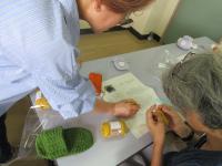 講師から編み方を教わる様子