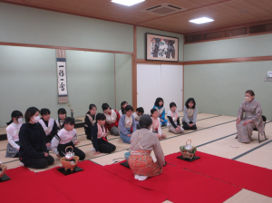 順番にお点前の復習をする子ども達