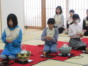 炉を使って順次お茶をたてる子ども達