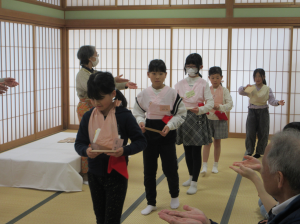 お運び係の所作を復習する子ども達