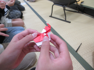 先生からもらった色紙で折ったサンタ