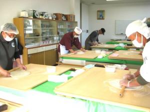 麺棒で生地を延ばしている写真