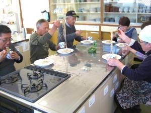 参加者全員で試食中の写真