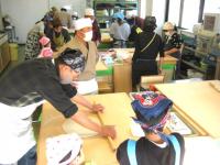 祖父が生地を伸ばしている写真