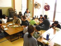 先生から工程のおさらいを聞きながら全員で試食している写真