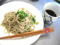 皿に盛られた出来上がったざるそばとつゆの写真