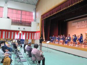 善防中学校吹奏楽部のメンバーがステージの上で演奏している様子