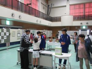 会場内に並べられた多数の展示作品とそれを見て回る来館者