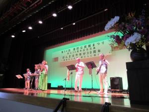 女性ボーカルで華やかさを添えたハワイアン音楽グループの演奏