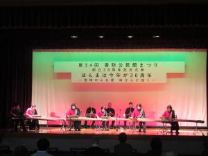 琴などの邦楽楽器を舞台上で演奏するグループのみなさん