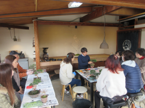 講師を囲み説明に聞き入る受講生の皆さん