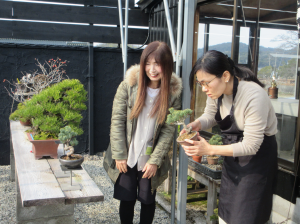 講師の奥様から苗木の選び方を教わる受講生