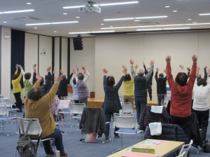 曲に合わせて体を動かす受講生の皆さん