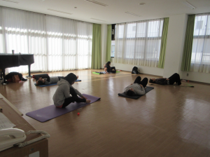 講座後に入念にストレッチをする受講生の皆さん