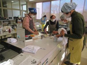 手分けして食材を切ったり手際よく調理を進めていく受講生の様子