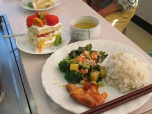 出来上がった料理がきれいにお皿に盛り付けられ試食の準備が整った様子。