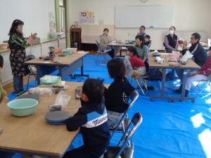 講師先生の説明を聞く参加者