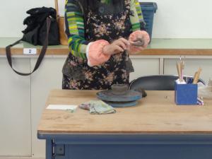 講師先生による粘土こねの示範