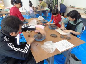 親子で一緒に作品を作る様子（両親・娘二人）