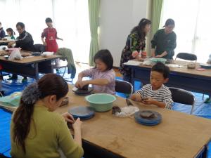 粘土成型作業に取り組む参加者