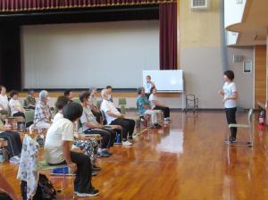 講座生のみなさんの前に立ち、明るい笑顔で挨拶される田中先生。